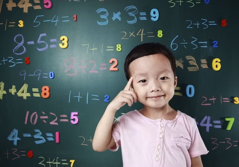 Có trí nhớ tốt: Theo Firstcry Parenting, có trí nhớ rất tốt và khả năng nhớ lại nhanh hơn là một trong những dấu hiệu trẻ thông minh. Một em bé có kỹ năng ghi nhớ vượt trội có thể nhớ được nơi giấu đồ chơi hoặc nhanh chóng nhận ra khuôn mặt và địa điểm. Có trí nhớ tốt là điều quan trọng để trẻ học và ghi nhớ thông tin mới, cả ở trường và ở nhà. Trí nhớ không chỉ tốt cho việc học tập mà còn quyết định trong các hoạt động hàng ngày. Ảnh: ParentCircle.
