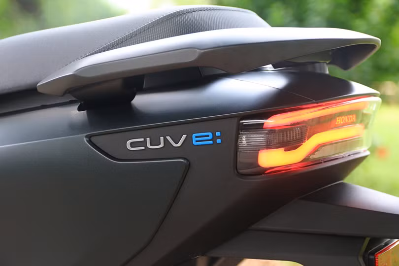 Chiếc xe tôi có cơ hội trải nghiệm là Honda CUV e:, chỉ cho thuê không bán. Về cảm quan cá nhân, tôi cho rằng chiếc xe sở hữu ngoại hình khác biệt so với phần lớn xe 2 bánh trên thị trường.