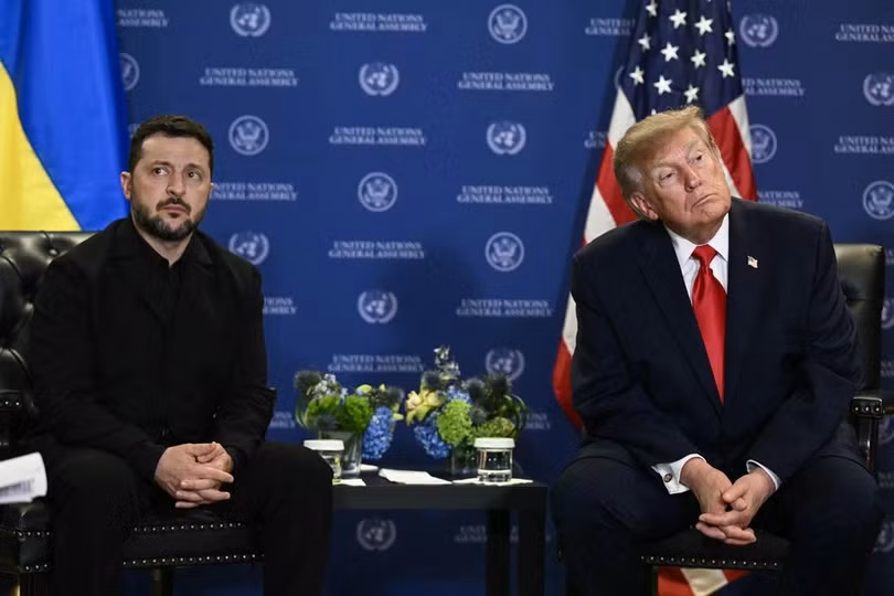 Tổng thống Mỹ Donald Trump (phải) và người đồng cấp Ukraine Volodymyr Zelensky tại cuộc gặp ở New York ngày 22/9. Ảnh: AFP