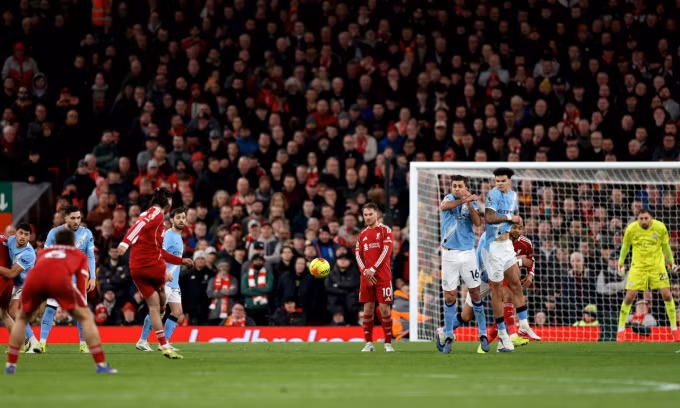 Dominik Szoboszlai sút phạt thành bàn trong trận Liverpool thua Man City 1-2 trên sân Anfield, thành phố Liverpool, Vương quốc Anh tối 8/2/2026. Ảnh: Premier League
