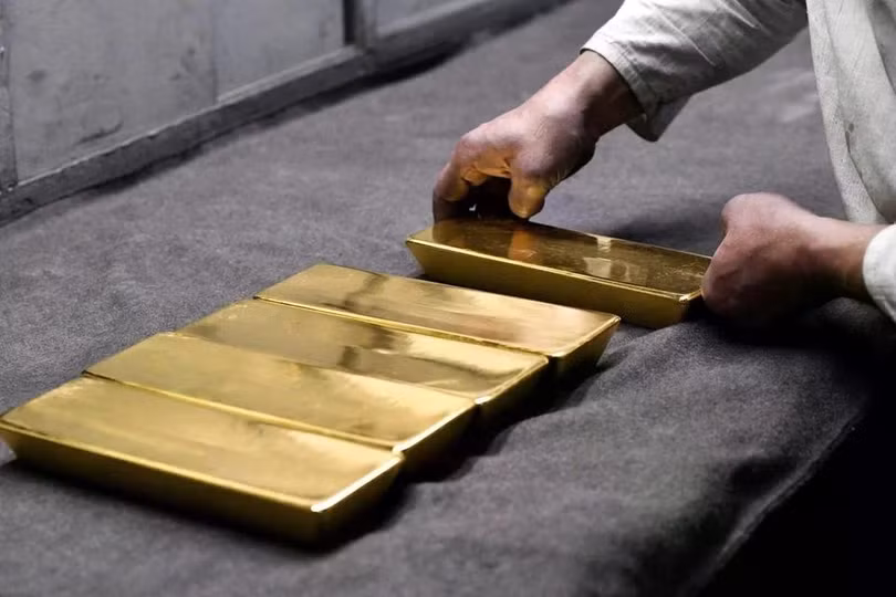 Trong phiên 24/5 (giờ Mỹ), giá vàng thế giới giao ngay có thời điểm tăng từ 4.549 USD/ounce lên 4.578 USD/ounce. Ảnh: Reuters.