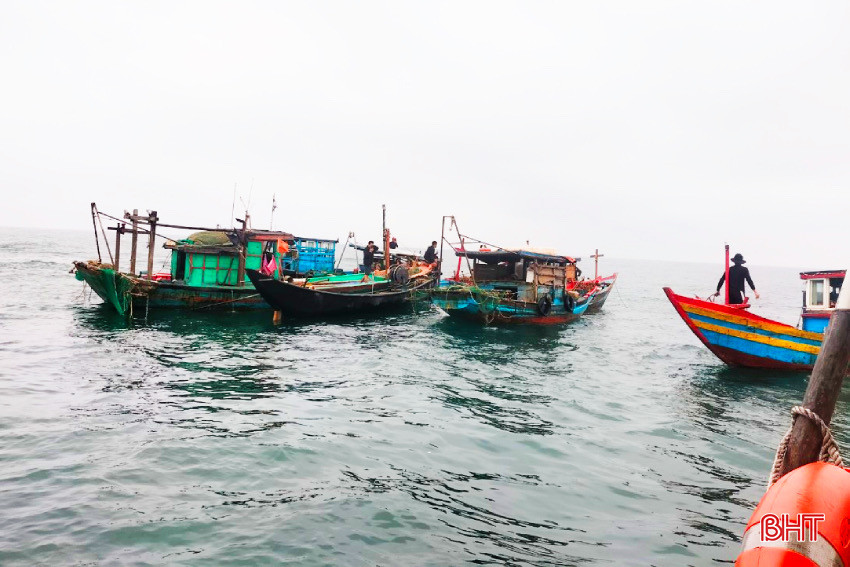 Người dân phát hiện chiếc thuyền của vợ chồng ngư dân D.V.T (SN 1985) và vợ là P.T.L (SN 1988) tại khu vực Hòn Chim (Hòn Mắt), cách bờ 5 hải lý.
