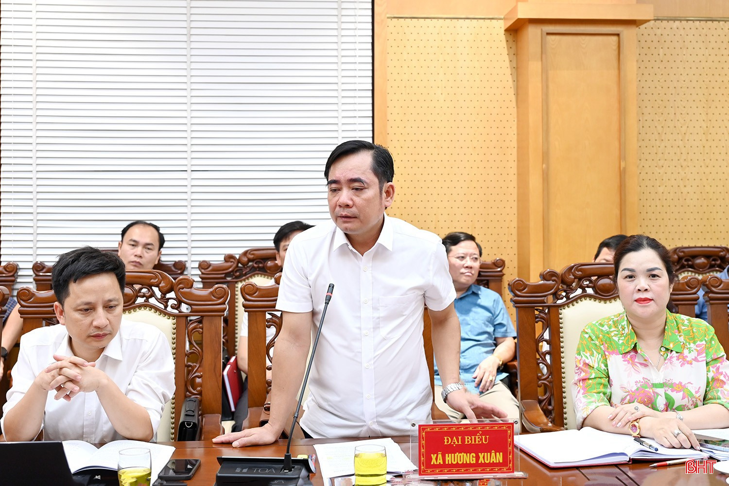 Đồng chí Nguyễn Kim Tú - Bí thư Đảng ủy, Chủ tịch HĐND xã Hương Xuân báo cáo tại hội nghị.