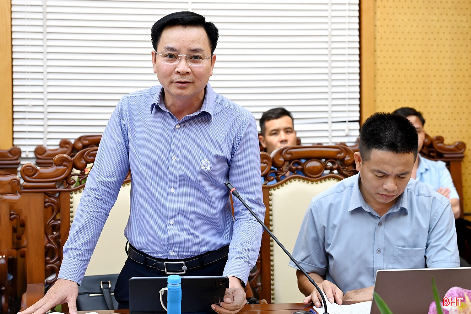 Đồng chí Trần Tuấn Nghĩa - Bí thư Đảng ủy, Chủ tịch HĐND xã Hà Linh báo cáo tại hội nghị.
