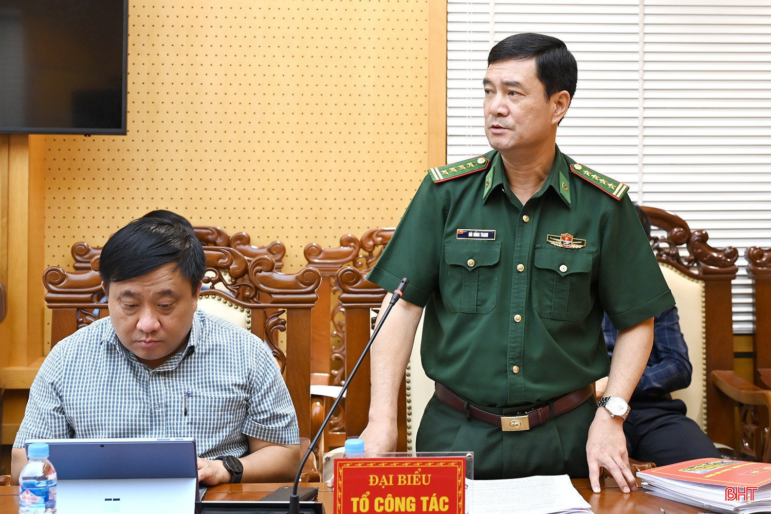 Đồng chí Bùi Hồng Thanh - Phó Chỉ huy trưởng Bộ CHQS tỉnh kiêm Chỉ huy trưởng Ban Chỉ huy Bộ đội Biên phòng tỉnh phát biểu góp ý.