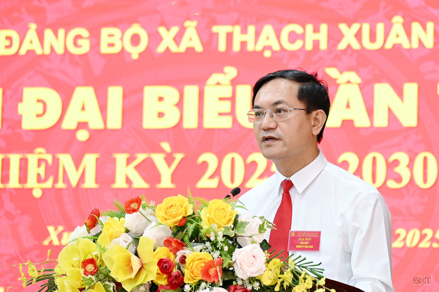 Đồng chí Nguyễn Bá Hà - Bí thư Đảng ủy, Chủ tịch HĐND xã thông qua dự thảo báo cáo chính trị