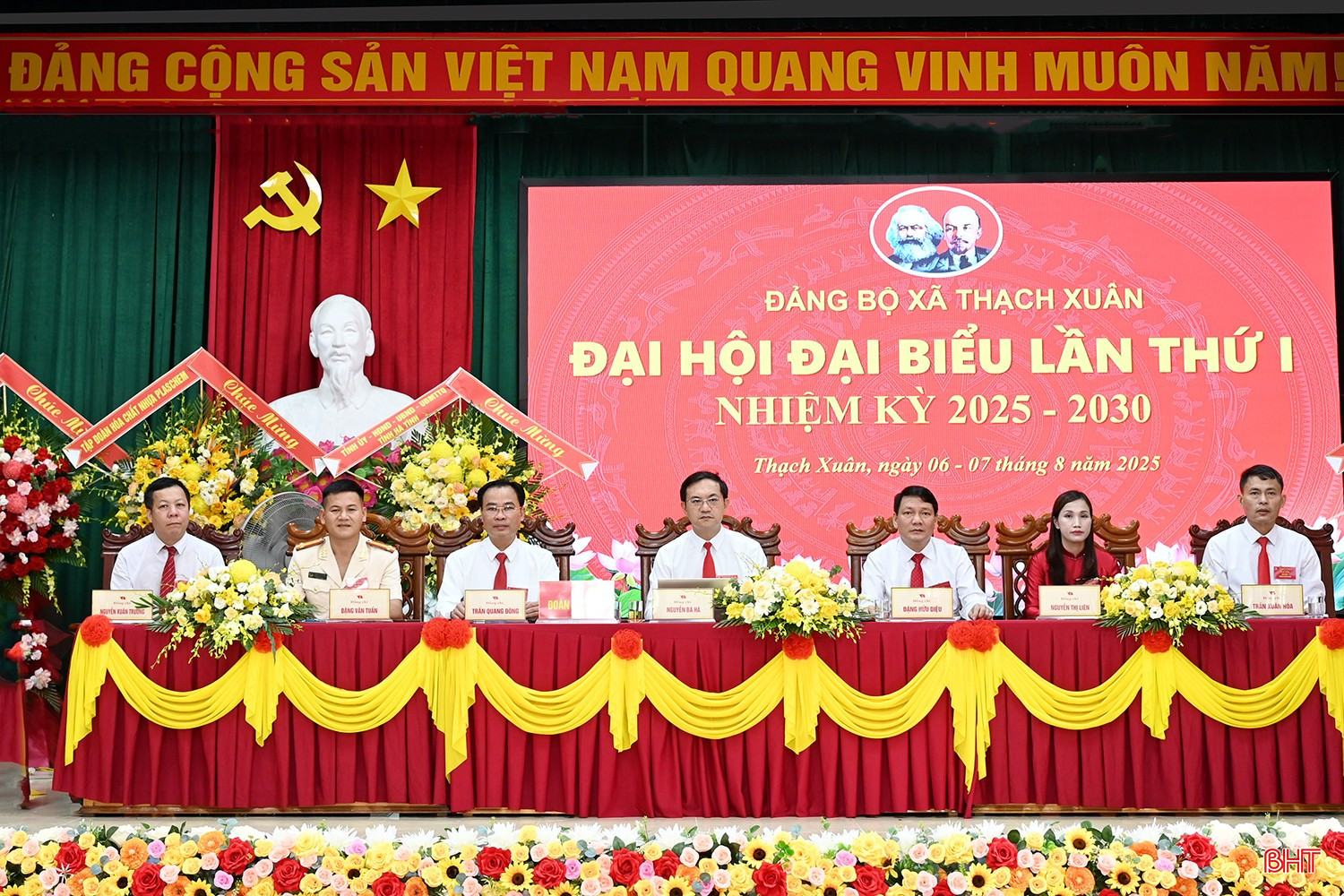Đoàn chủ tịch điều hành đại hội.