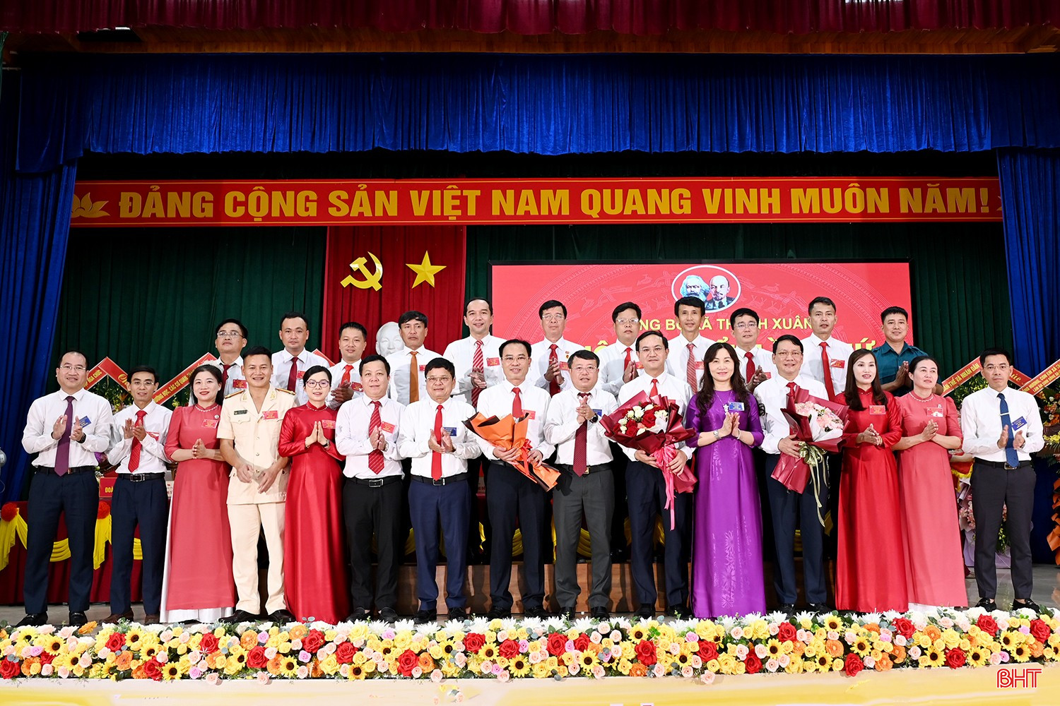 Phó Chủ tịch UBND tỉnh Dương Tất Thắng và các đồng chí trong đoàn công tác tỉnh tặng hoa chúc mừng BCH Đảng bộ xã Thạch Xuân nhiệm kỳ mới.