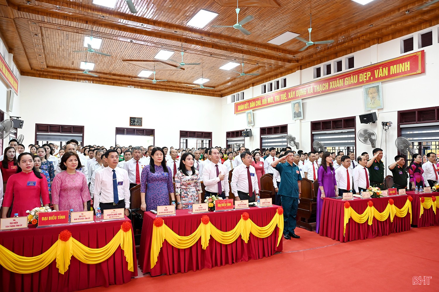 Đại biểu thực hiện nghi thức chào cờ.