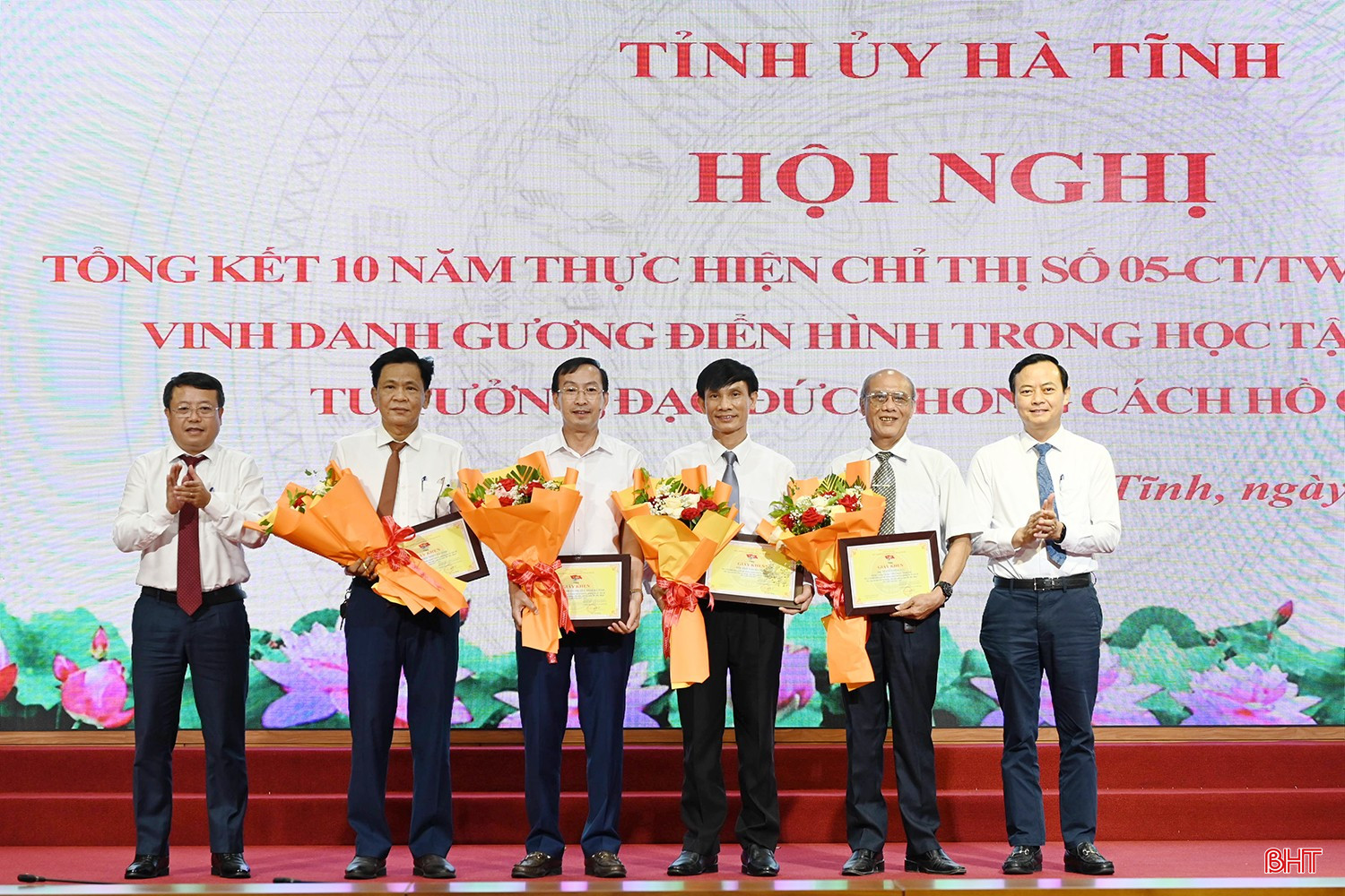 Trưởng ban Tuyên giáo và Dân vận Tỉnh ủy Hà Văn Hùng; Phó Chủ tịch UBND tỉnh Dương Tất Thắng tặng giấy khen các tập thể và cá nhân tiêu biểu trong hoạt động tuyên truyền, quảng bá.