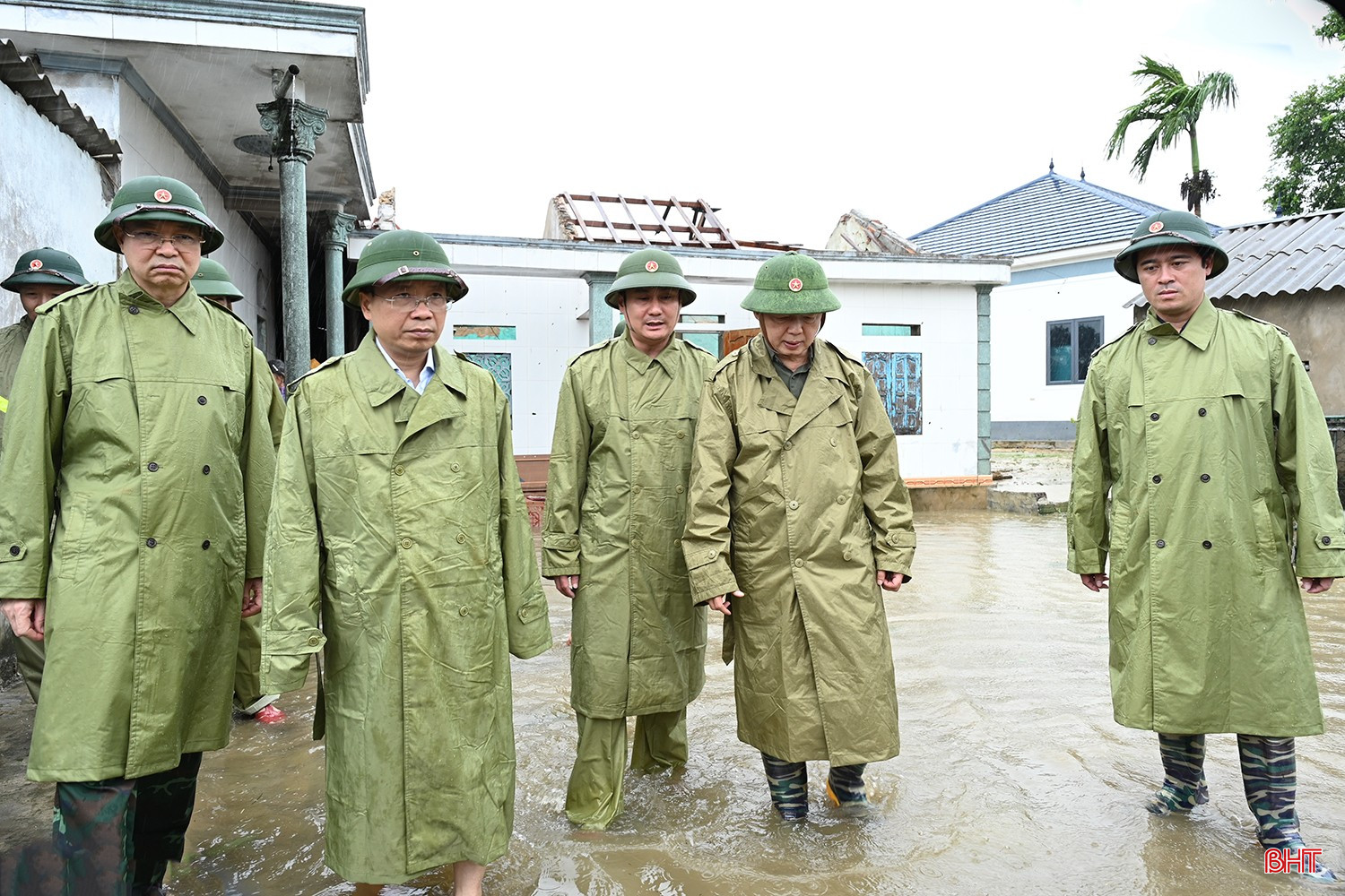 Phó Thủ tướng Chính phủ và đoàn đến thăm các gia đình bị thiệt hại do bão ở xã Lộc Hà.