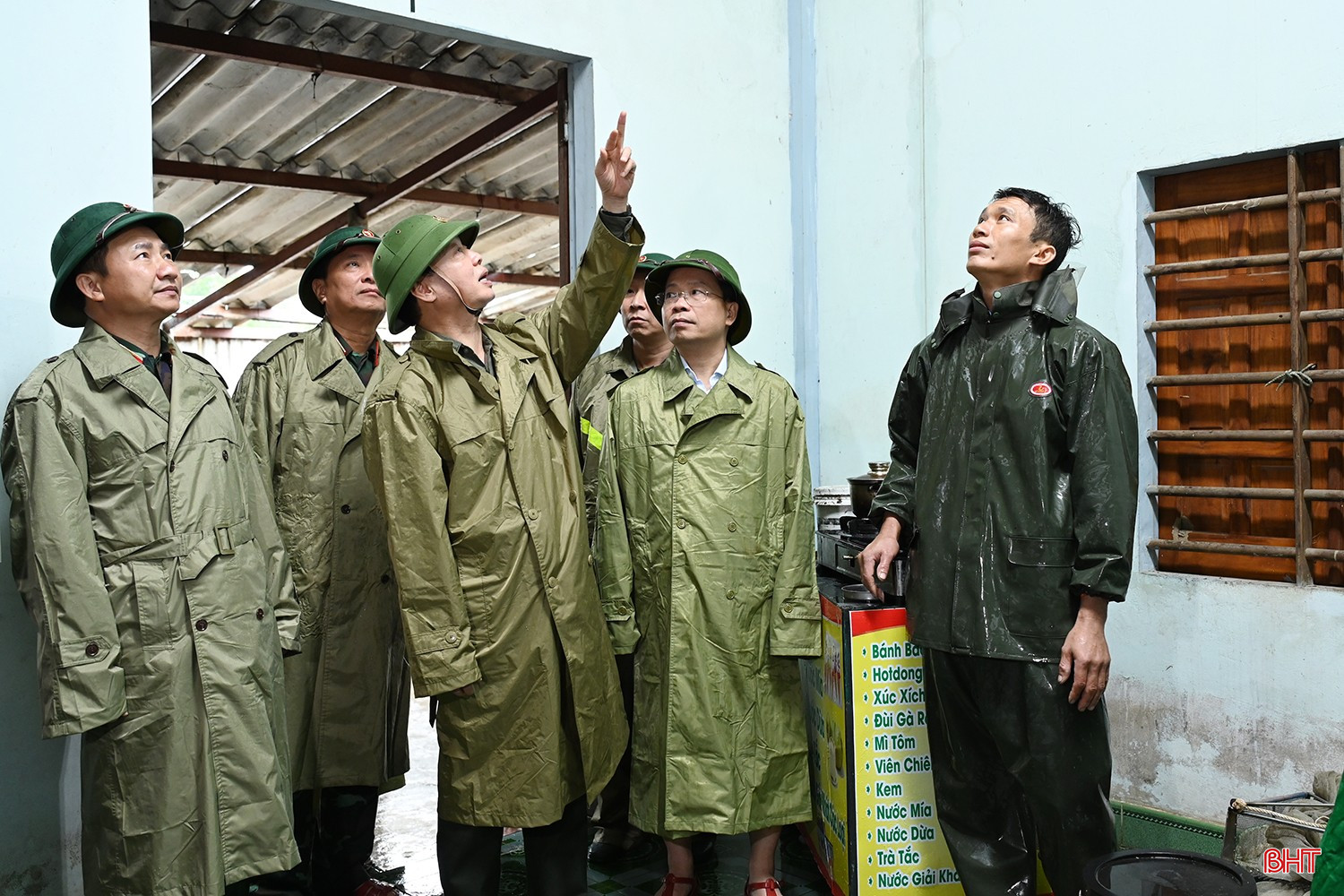 Phó Thủ tướng Chính phủ Trần Hồng Hà đến thăm, động viên gia đình anh Nguyễn Quang Tứ - hộ khó khăn ở thôn Hoà Bình