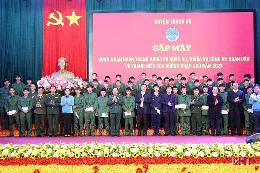 Lãnh đạo huyện Thạch Hà tặng quà động viên các quân nhân hoàn thành nghĩa vụ quân sự, nghĩa vụ công an nhân dân tại ngũ trở về địa phương và thanh niên lên đường nhập ngũ năm 2025.