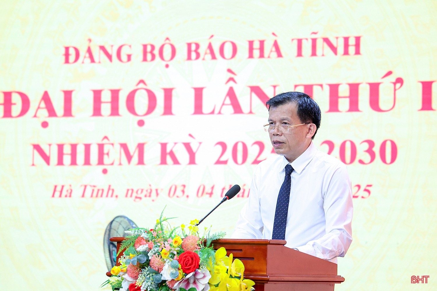 Đồng chí Nguyễn Văn Hiền - Ủy viên Ban Thường vụ Đảng ủy, Phó Tổng Biên tập Báo Hà Tĩnh trình bày báo cáo chính trị.