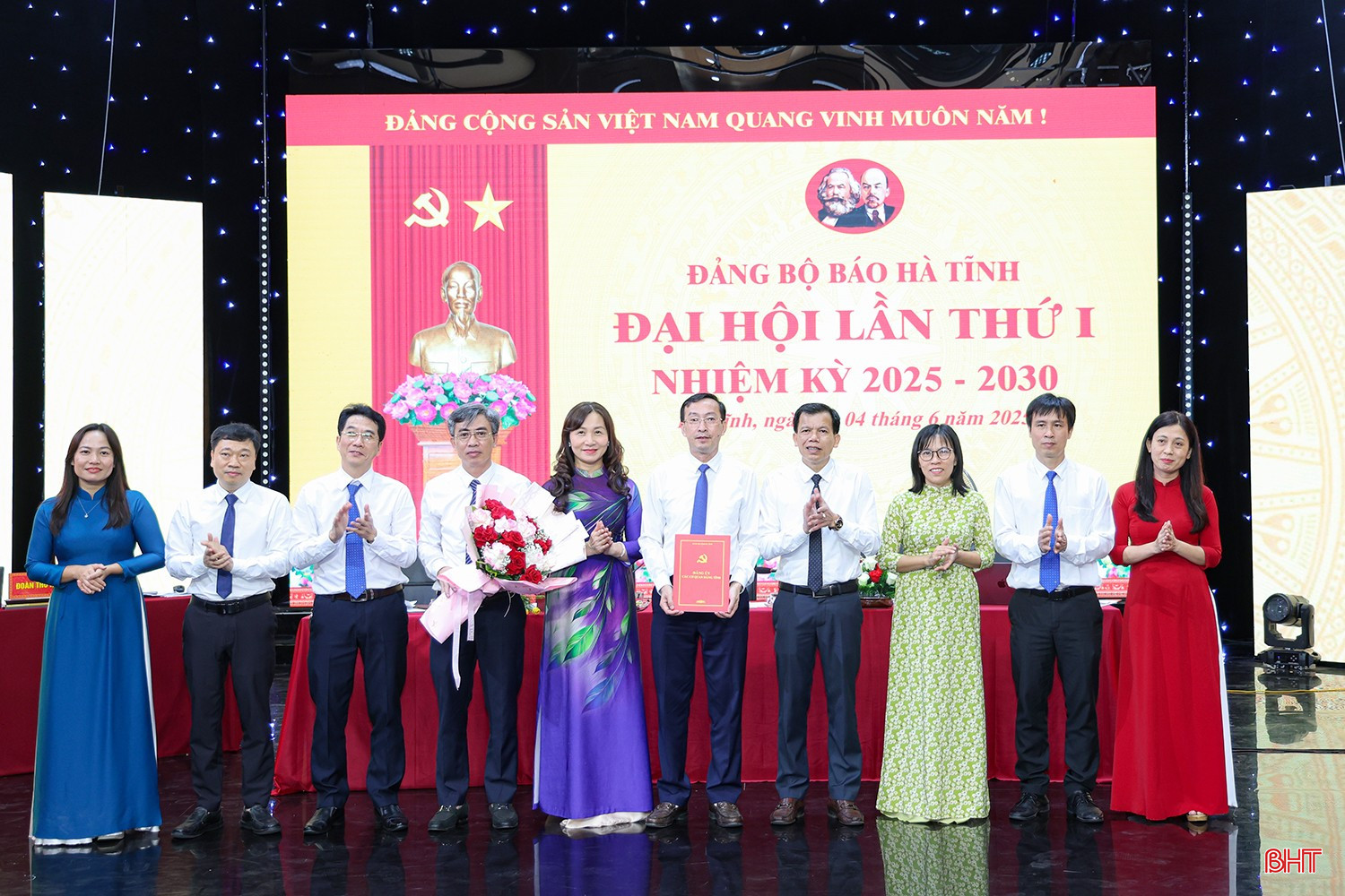 Đồng chí Nguyễn Thị Mai Thủy - Tỉnh ủy viên, Phó Bí thư chuyên trách Đảng ủy Các cơ quan Đảng tỉnh trao quyết định và tặng hoa chúc mừng Ban Chấp hành Đảng bộ Báo Hà Tĩnh nhiệm kỳ 2025-2030.