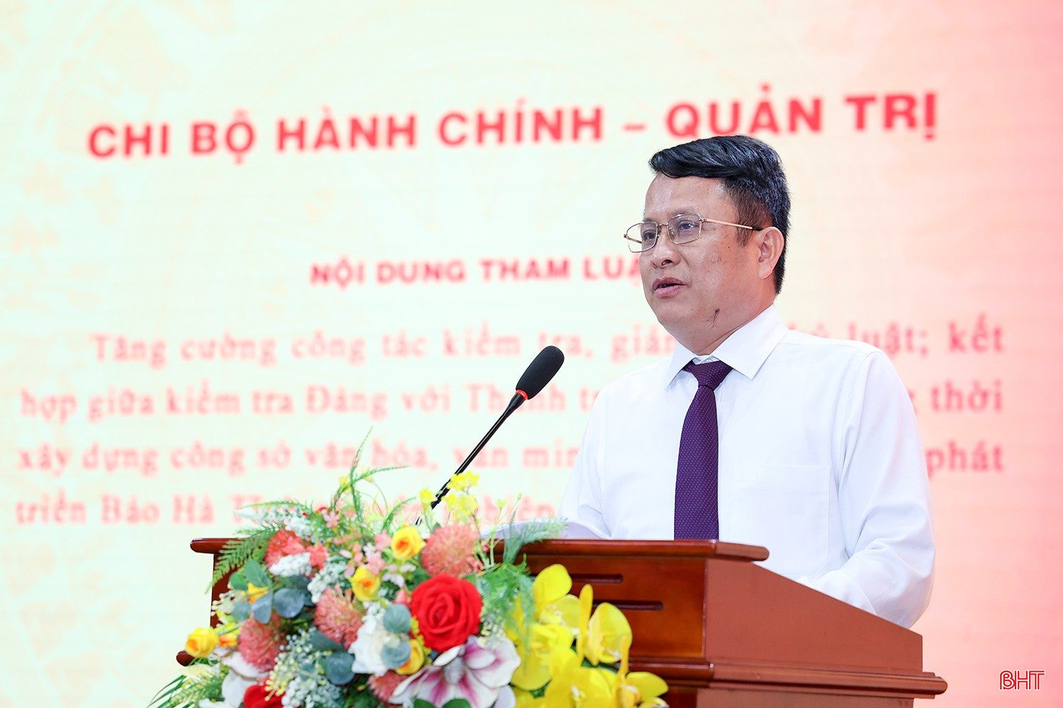 Đồng chí Nguyễn Mạnh Hùng - Bí thư Chi bộ, Trưởng phòng Hành chính - Quản trị trình bày tham luận tại đại hội.
