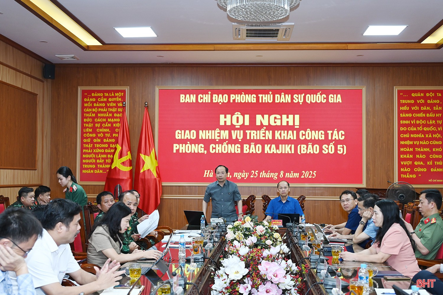 Bí thư Tỉnh ủy Nguyễn Duy Lâm và Phó Chủ tịch Thường trực UBND tỉnh chủ trì cuộc họp.