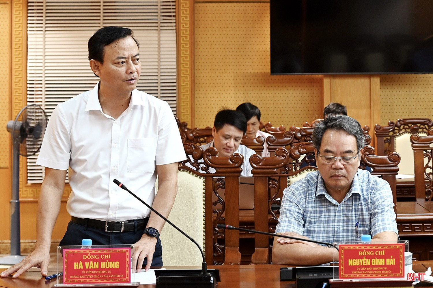 Trưởng ban Tuyên giáo và Dân vận Tỉnh ủy Hà Văn Hùng phát biểu tại cuộc họp.