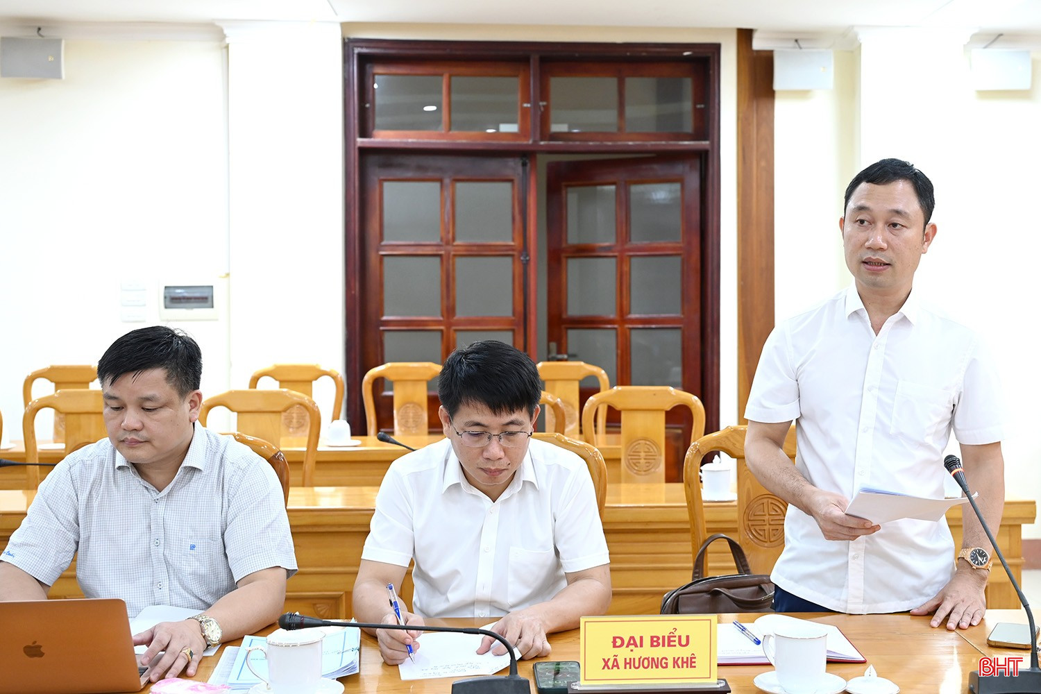 Bí thư Đảng ủy, Chủ tịch HĐND xã Hương Khê Trần Quang Nhật báo cáo nội dung chuẩn bị đại hội.