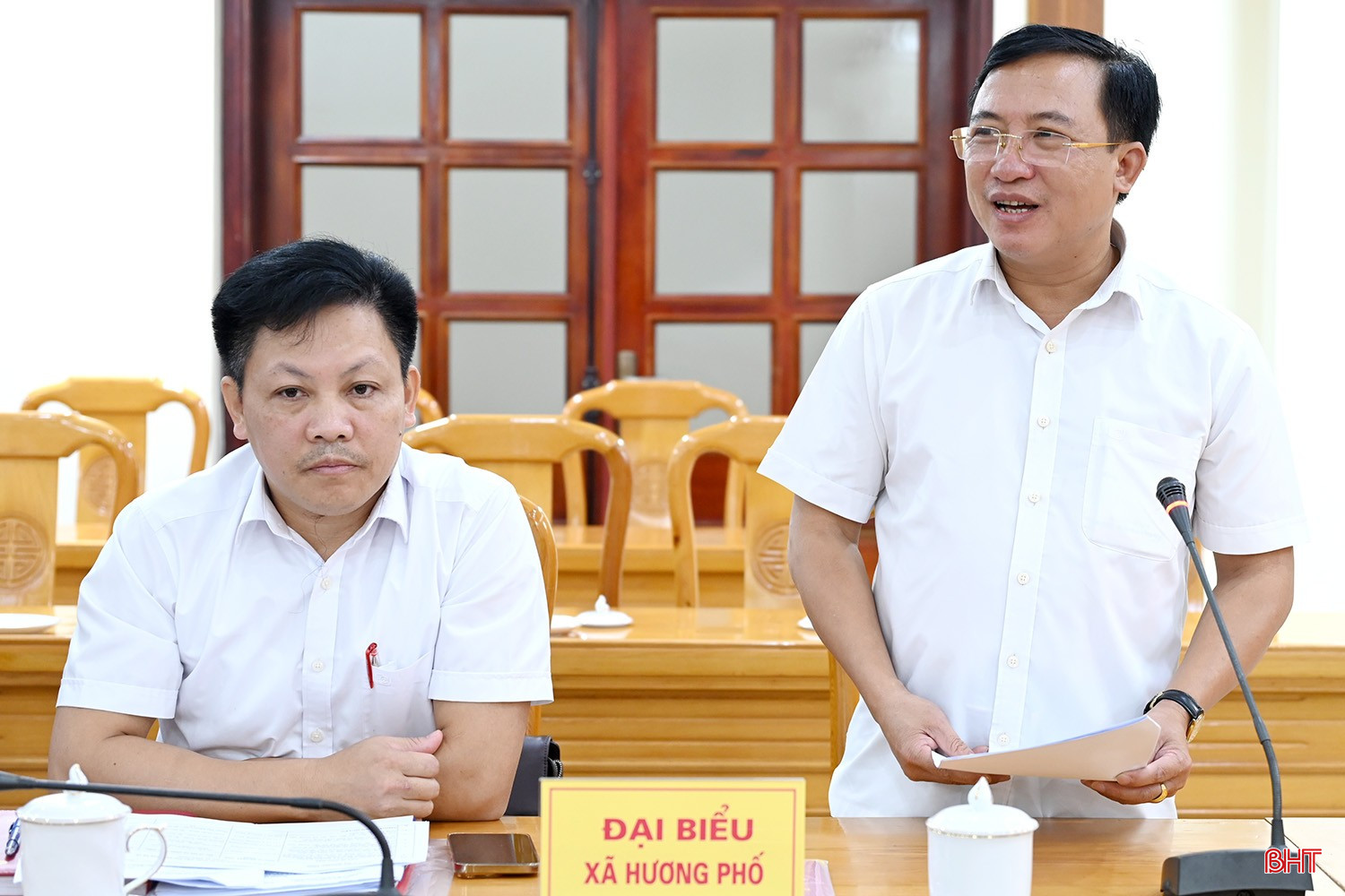 Bí thư Đảng ủy, Chủ tịch HĐND xã Hương Phố Hà Văn Đàn báo cáo nội dung tại hội nghị.