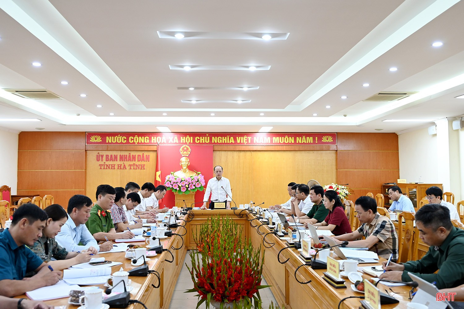 Phó Chủ tịch Thường trực UBND tỉnh Nguyễn Hồng Lĩnh chủ trì hội nghị.