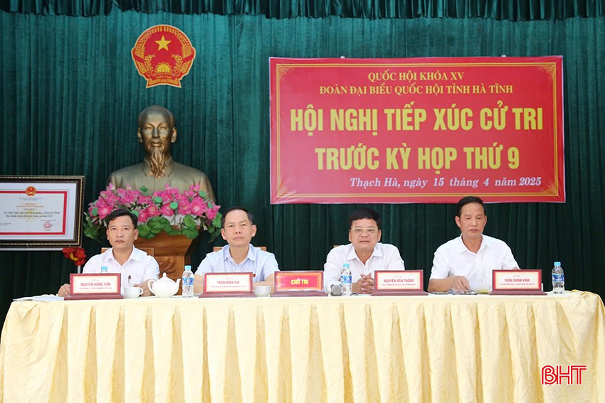 Các ông: Trần Đình Gia - Phó Trưởng đoàn chuyên trách Đoàn ĐBQH tỉnh; Nguyễn Văn Thắng - Phó Bí thư Thường trực Huyện ủy, Chủ tịch HĐND huyện; Trần Danh Vinh - Chủ tịch Ủy ban MTTQ huyện; Nguyễn Hồng Sơn - Bí thư Đảng ủy, Chủ tịch HĐND xã Việt Tiến chủ trì hội nghị.