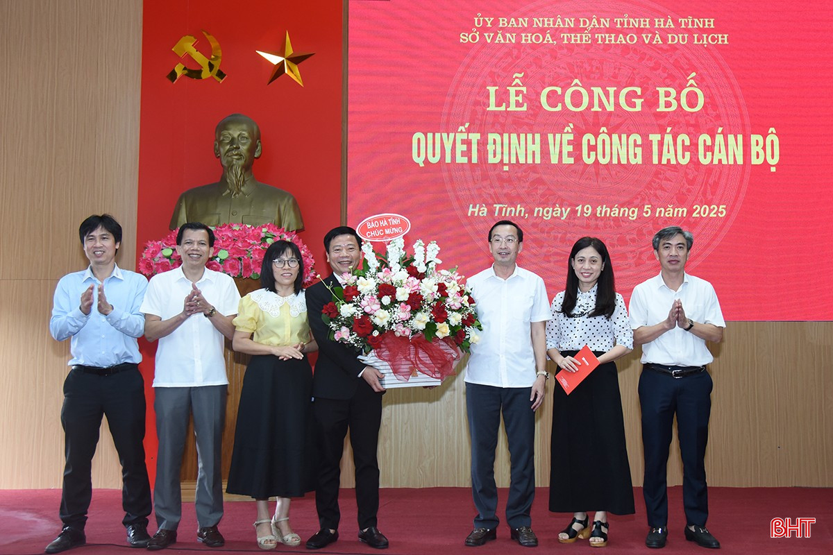 Đảng ủy, Ban Biên tập Báo Hà Tĩnh tặng hoa chúc mừng đồng chí Nguyễn Công Thành.