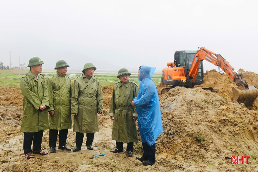 Trưởng ban Tổ chức Tỉnh ủy Võ Hồng Hải và lãnh đạo huyện Thạch Hà động viên sản xuất đầu năm.