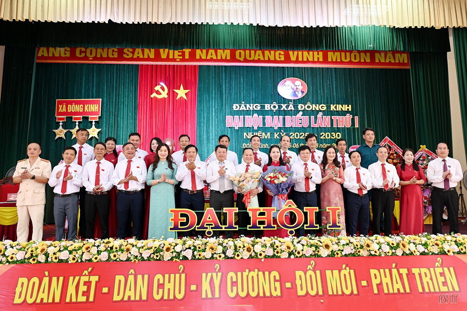 Các đồng chí trong đoàn công tác tỉnh tặng hoa chúc mừng Ban Chấp hành Đảng bộ xã Đông Kinh.