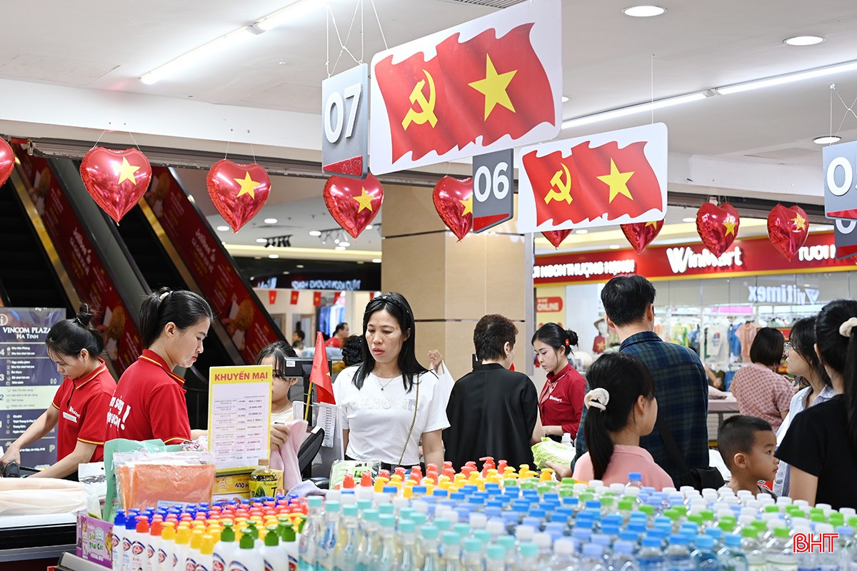 Là địa điểm lý tưởng được nhiều người lựa chọn làm điểm đến trong mỗi dịp lễ, trung tâm thương mại Vincom cũng ghi nhận không khí sôi động khi lượng người đổ về khá đông. Đặc biệt, bên trong siêu thị Winmart Hà Tĩnh, lượng khách hàng mua sắm tăng mạnh.