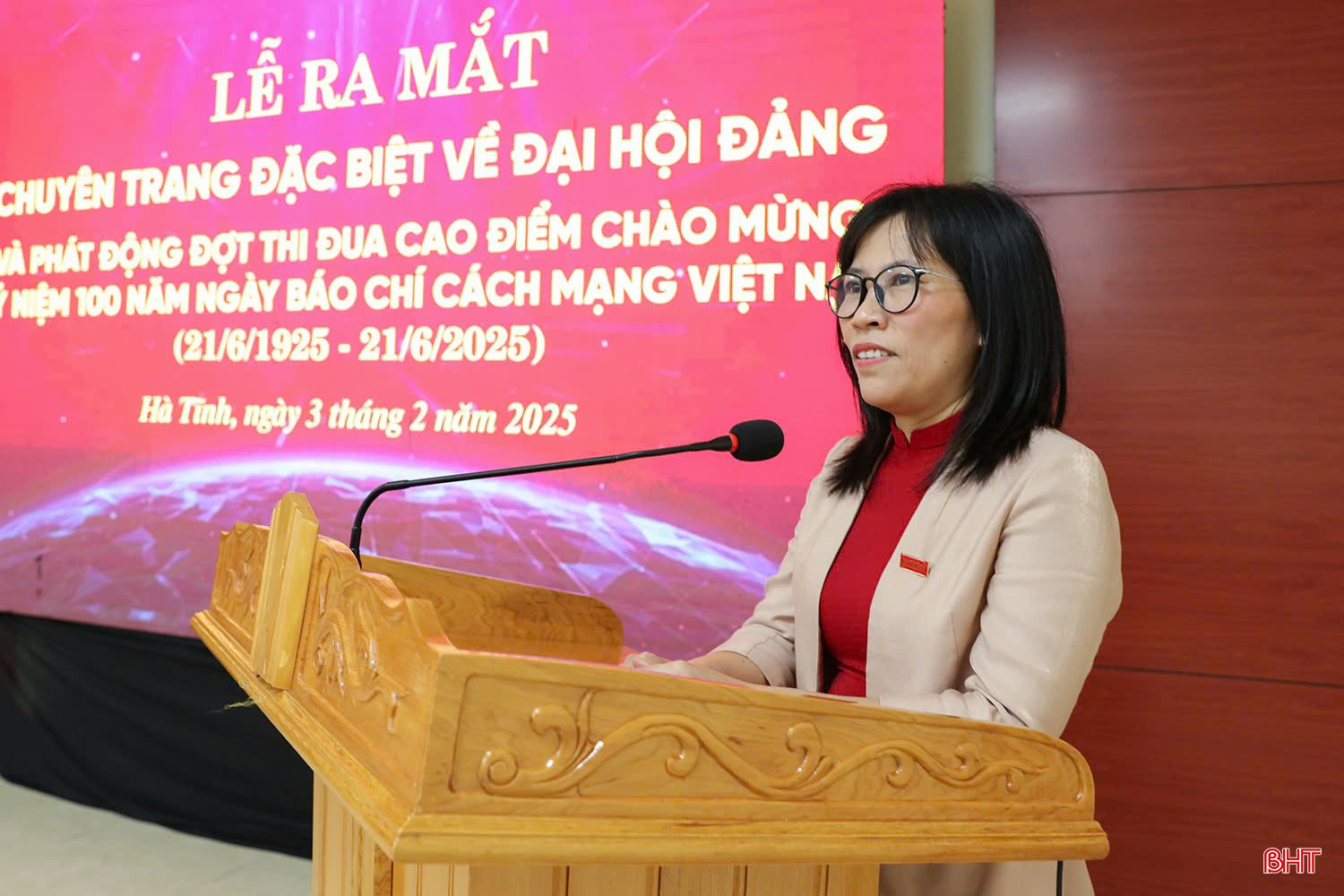 Phó Tổng Biên tập Báo Hà Tĩnh Lê Thị Thủy phát động phong trào thi đua.