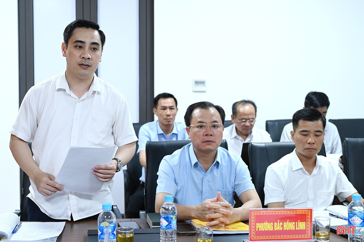 Đồng chí Lê Thành Đông - Bí thư Đảng ủy, Chủ tịch HĐND phường Bắc Hồng Lĩnh báo cáo tại hội nghị.