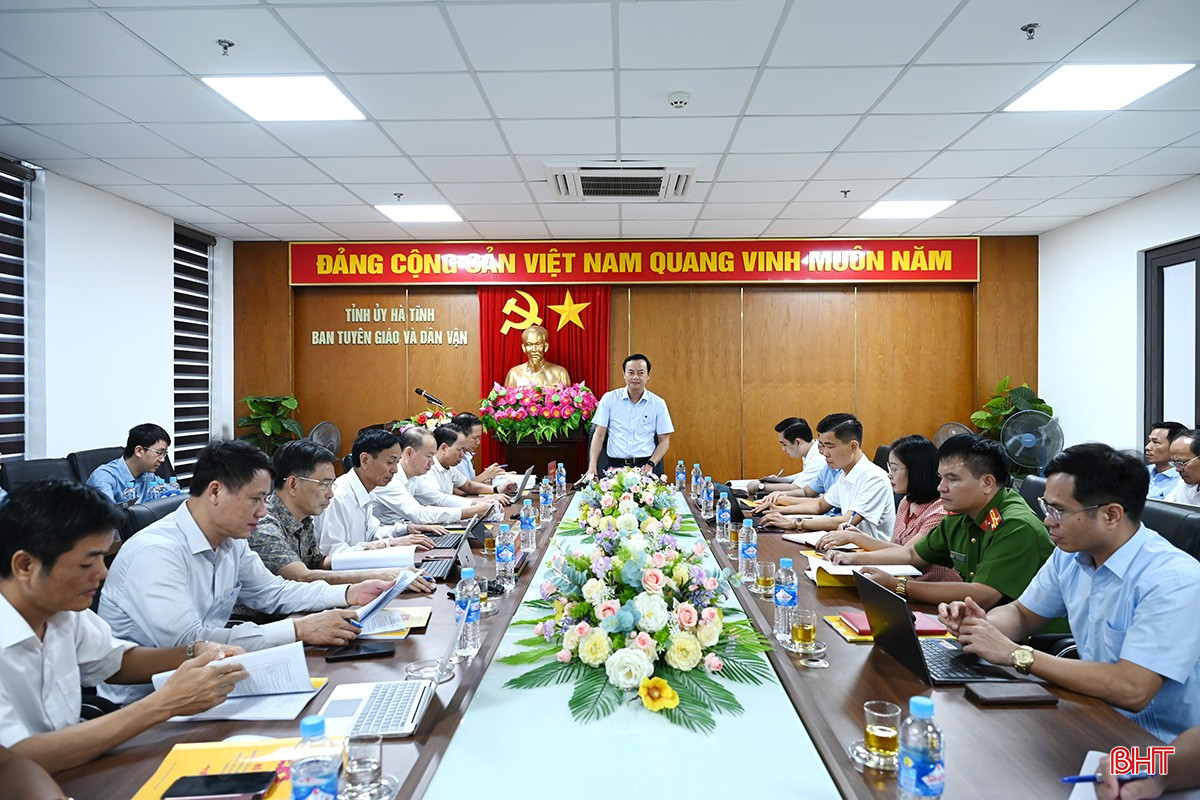 Trưởng ban Tuyên giáo và Dân vận Tỉnh ủy Hà Văn Hùng chủ trì hội nghị.