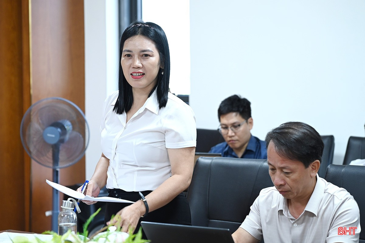 Bí thư Đảng ủy, Chủ tịch HĐND xã Xuân Lộc Bùi Thị Kiều Nhi báo cáo tại hội nghị.