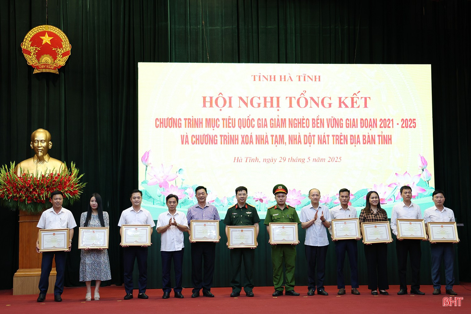 ...Phó Bí thư Thường trực Tỉnh ủy Trần Thế Dũng, Phó Chủ tịch Thường trực UBND tỉnh Nguyễn Hồng Lĩnh trao bằng khen của Chủ tịch UBND tỉnh cho các tập thể có thành tích xuất sắc trong phong trào xóa nhà tạm, nhà dột nát.