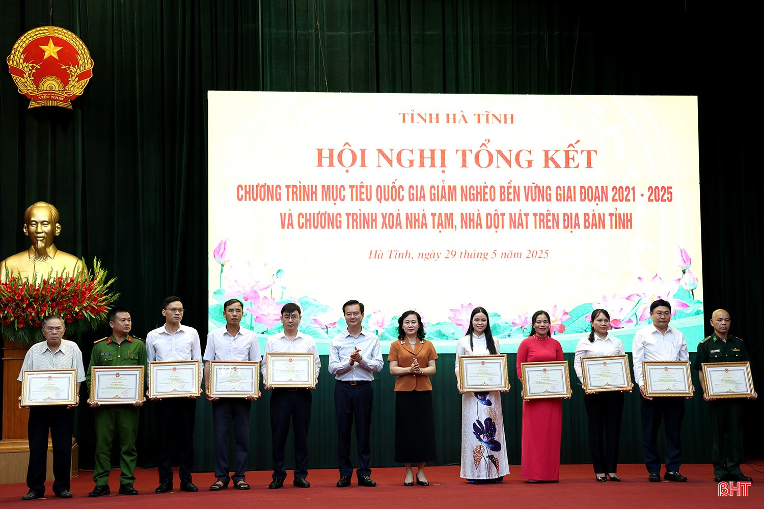 ...Trưởng ban Tổ chức Tỉnh ủy Trương Thanh Huyền, Phó Chủ tịch UBND tỉnh Trần Báu Hà trao bằng khen của Chủ tịch UBND tỉnh cho các cá nhân có thành tích xuất sắc trong phong trào xóa nhà tạm, nhà dột nát.