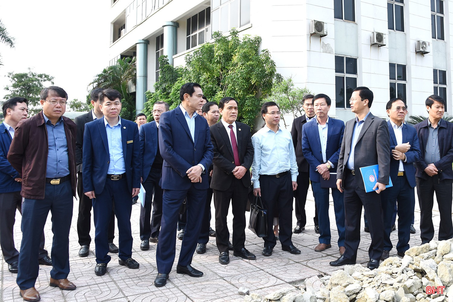 Chủ tịch UBND tỉnh Võ Trọng Hải và đoàn công tác kiểm tra cơ sở vật chất Trường Chính trị Trần Phú.