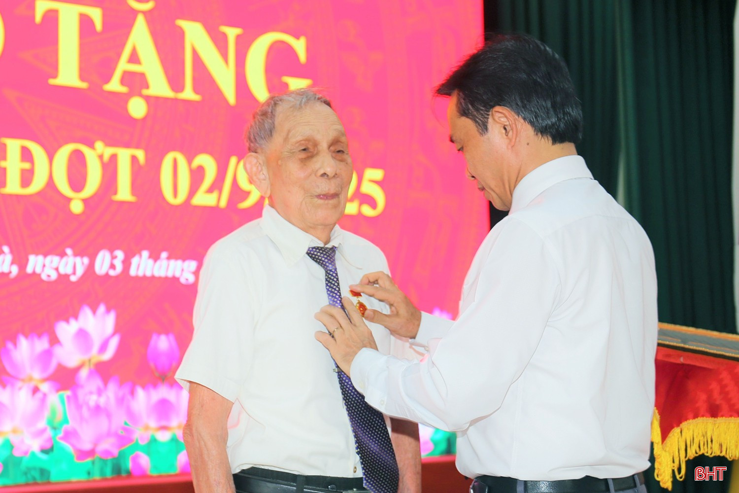 Phó Bí thư Thường trực Tỉnh ủy Trần Thế Dũng trao tặng Huy hiệu 80 năm tuổi Đảng cho cụ Minh vào dịp 2/9 vừa rồi. Ảnh tư liệu