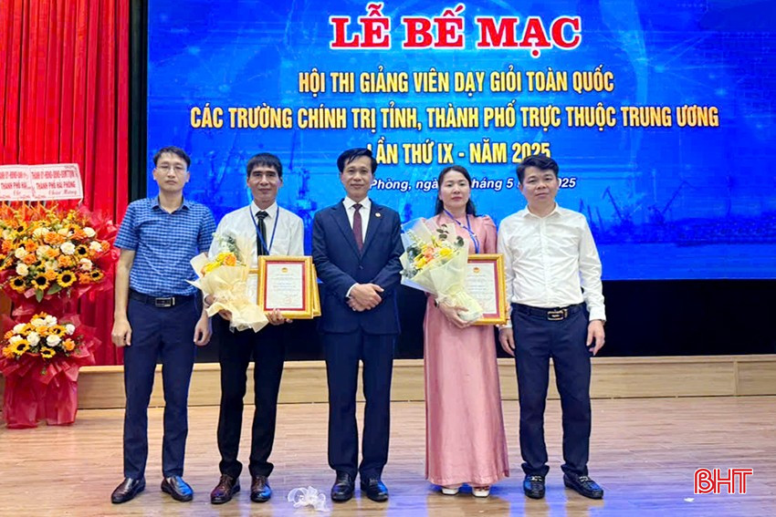 Các giảng viên Trường Chính trị Trần Phú chụp ảnh lưu niệm với PGS.TS Hoàng Quốc Lâm, Phó Giám đốc Học viện Chính trị quốc gia Hồ Chí Minh (người đứng giữa).