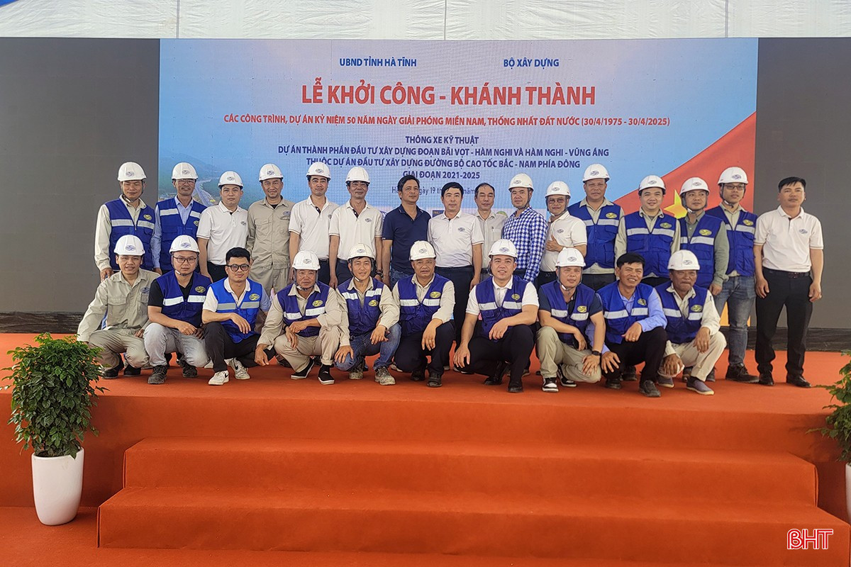 bqbht_br_cac-cong-nhan-chup-hinh-luu-niem-tai-le-thong-xe.jpg