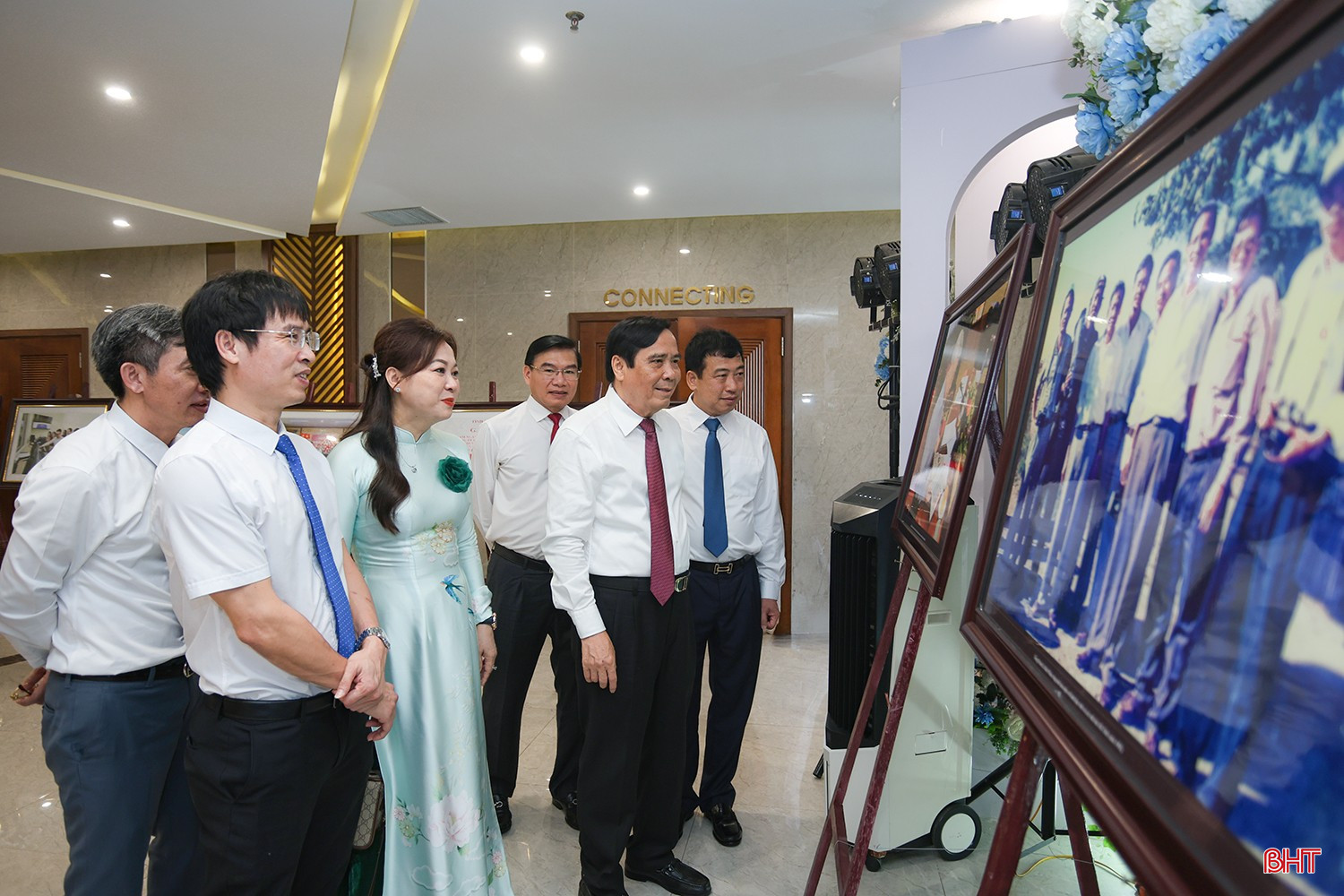 Đại biểu tham quan gian trưng bày triển lãm bên lề buổi lễ.