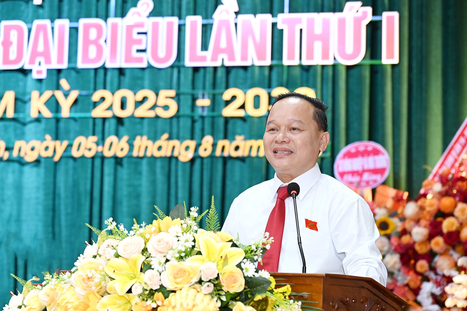 Bí thư Đảng ủy - Chủ tịch HĐND xã Lê Văn Sơn trình bày dự thảo báo cáo chính trị tại đại hội.
