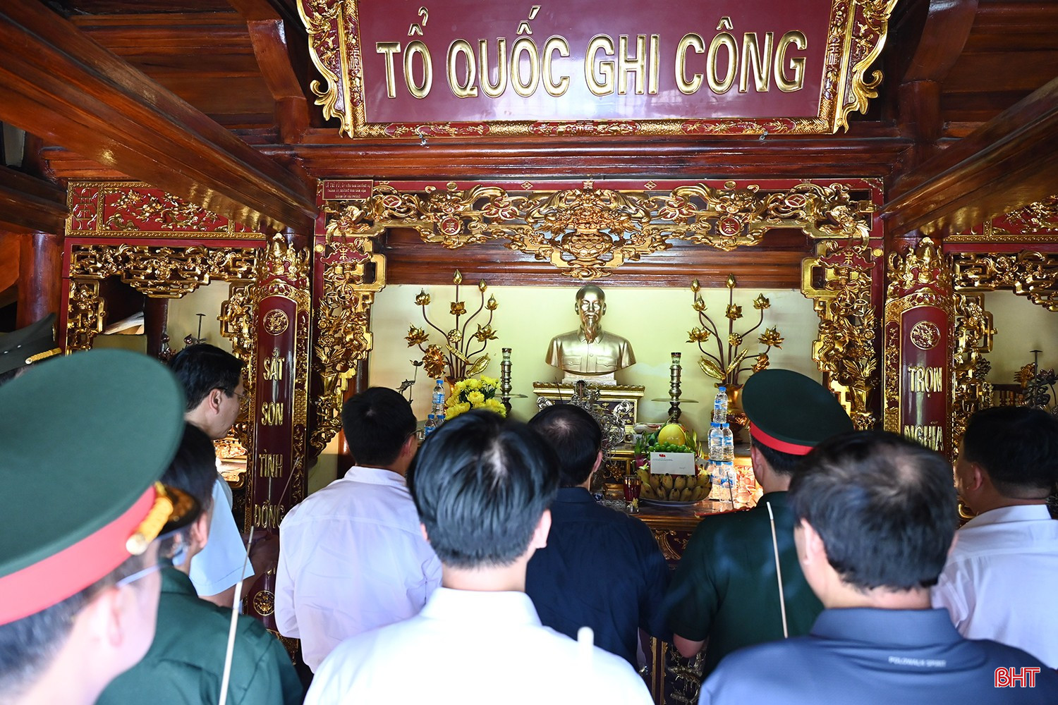 Đoàn dâng hương tưởng niệm trước bàn thờ Chủ tịch Hồ Chí Minh tại Khu tưởng niệm các anh hùng liệt sỹ Cầu Nhe.