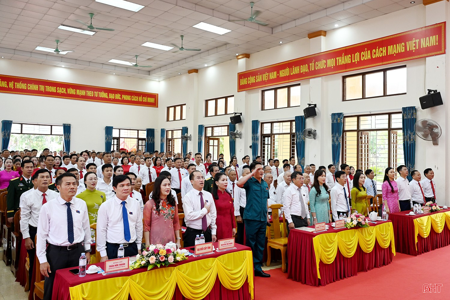 Đại biểu thực hiện nghi lễ chào cờ.
