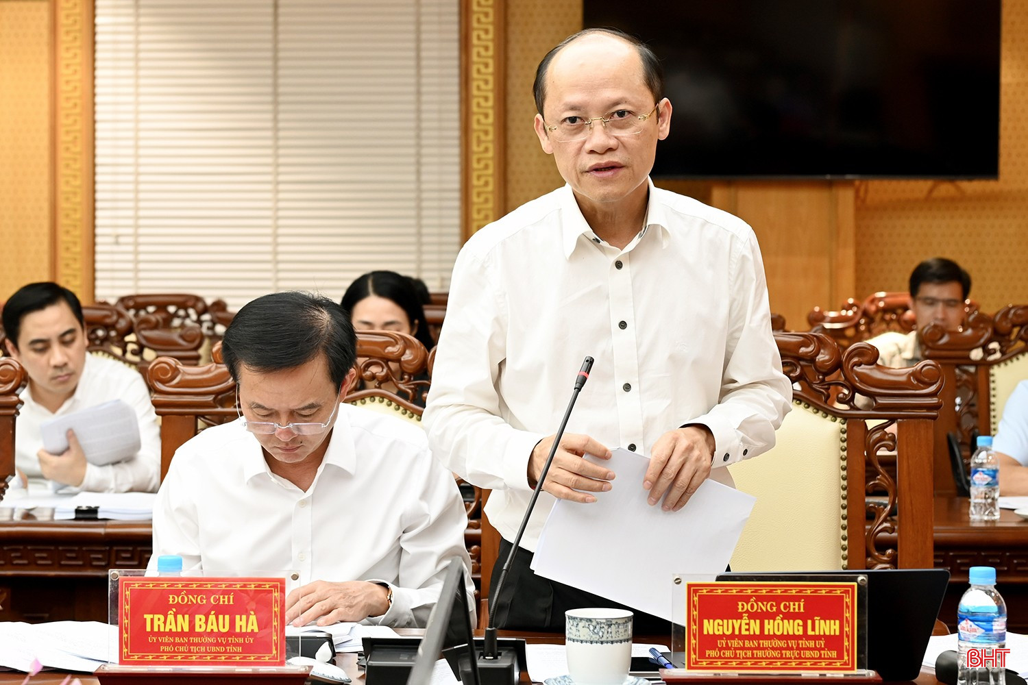 Phó Chủ tịch Thường trực UBND tỉnh Nguyễn Hồng Lĩnh góp ý các chỉ tiêu lĩnh vực kinh tế - xã hội.