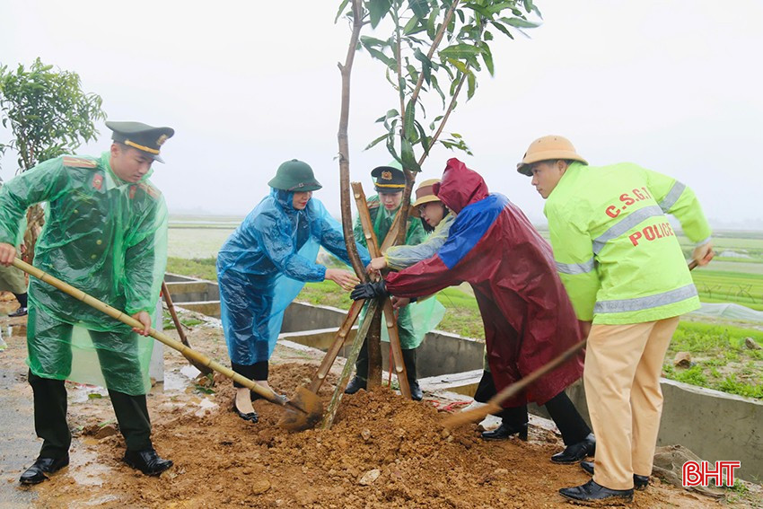 Đại biểu trồng cây đầu năm.