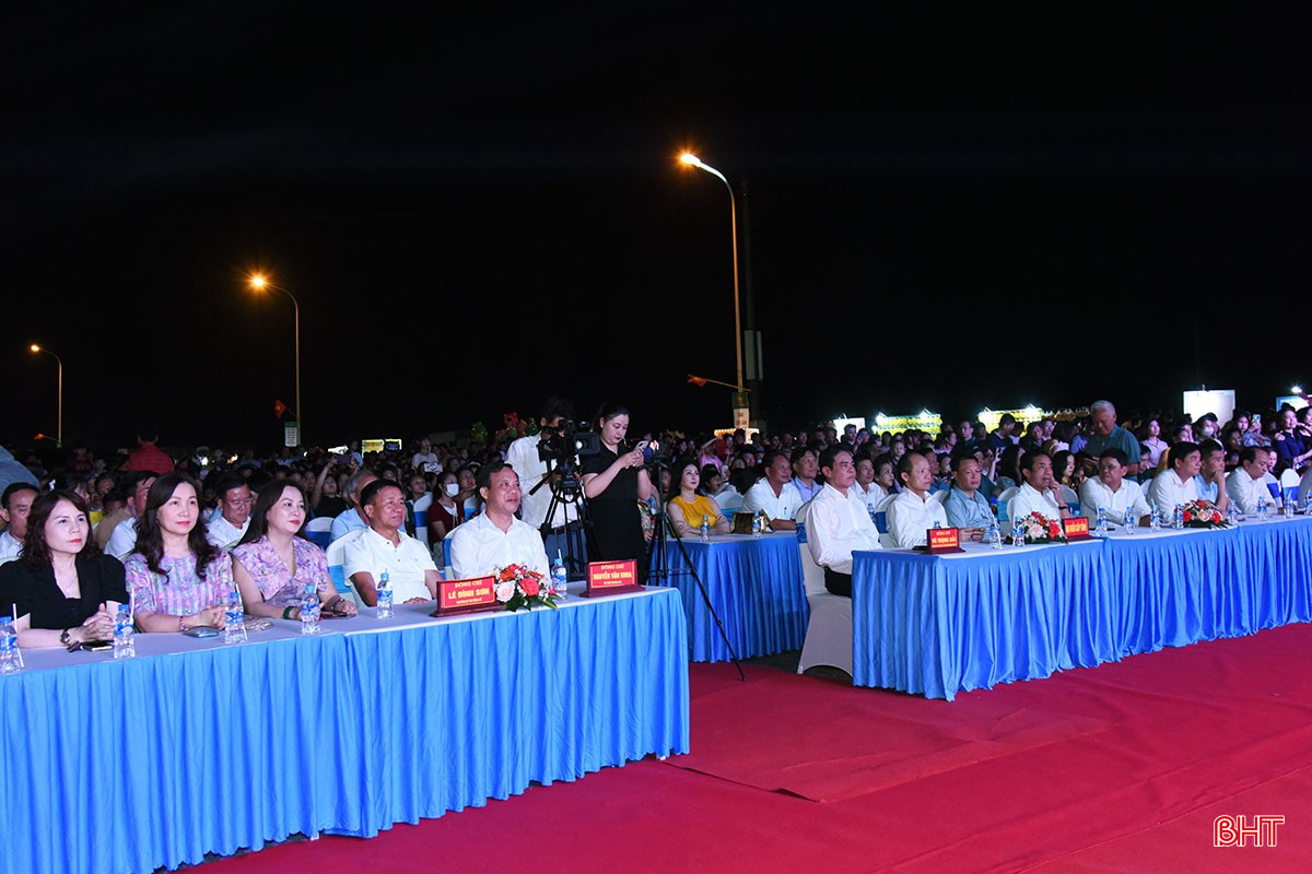 Lãnh đạo tỉnh và các đại biểu tham dự buổi lễ.
