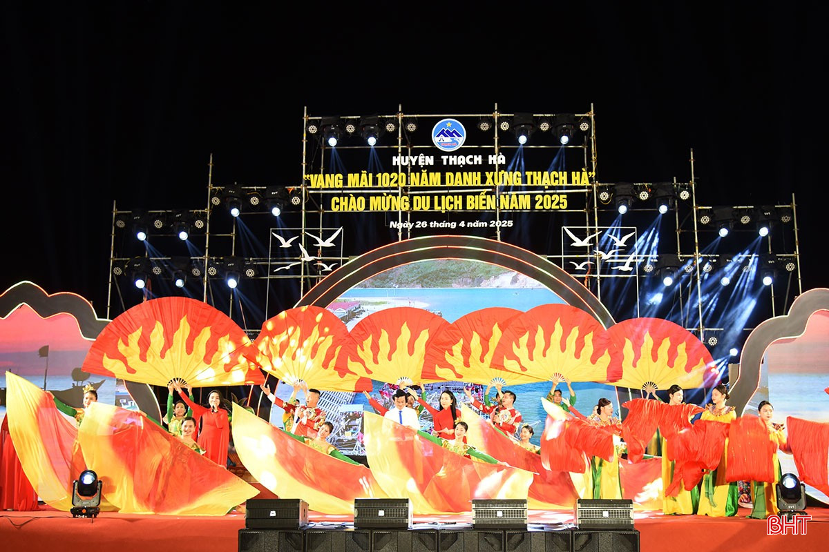 "Hà Tĩnh đất Phượng Hoàng" - một sáng tác của nhạc sỹ An Thuyên do tốp ca và tốp múa thể hiện.