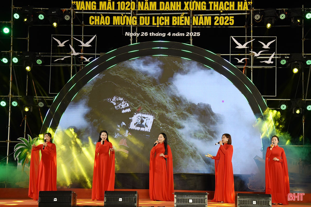 Tốp nữ thể hiện ca khúc "Bài ca thống nhất" của tác giả Võ Văn Di.