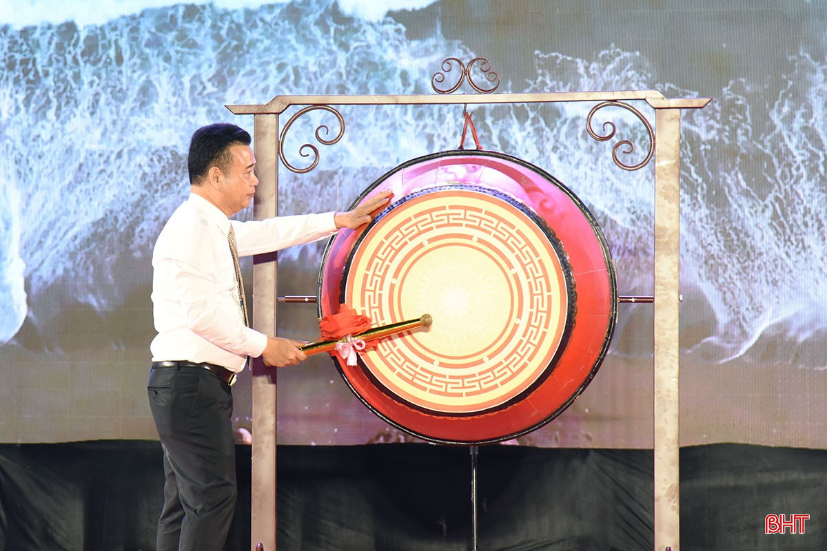Chủ tịch UBND huyện Nguyễn Việt Hùng thực hiện nghi thức đánh trống khai hội.
